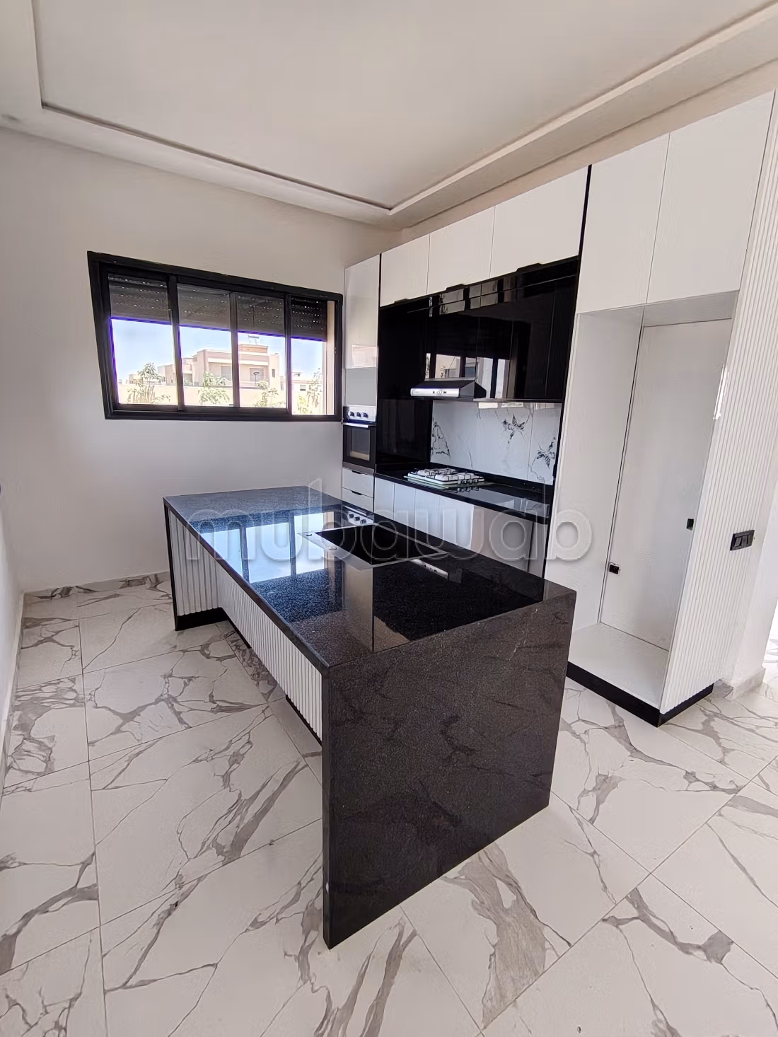 High standing villa for sale on Route Amizmiz. 3 suites. Secure gate and centralized air conditioning