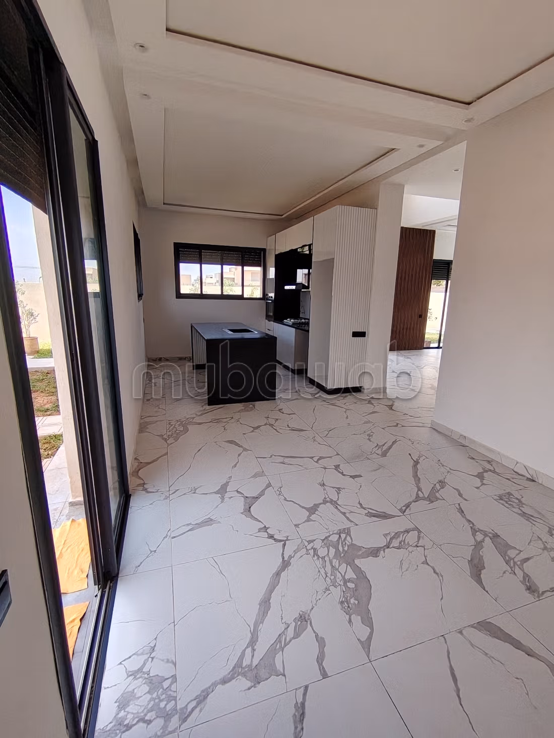 High standing villa for sale on Route Amizmiz. 3 suites. Secure gate and centralized air conditioning