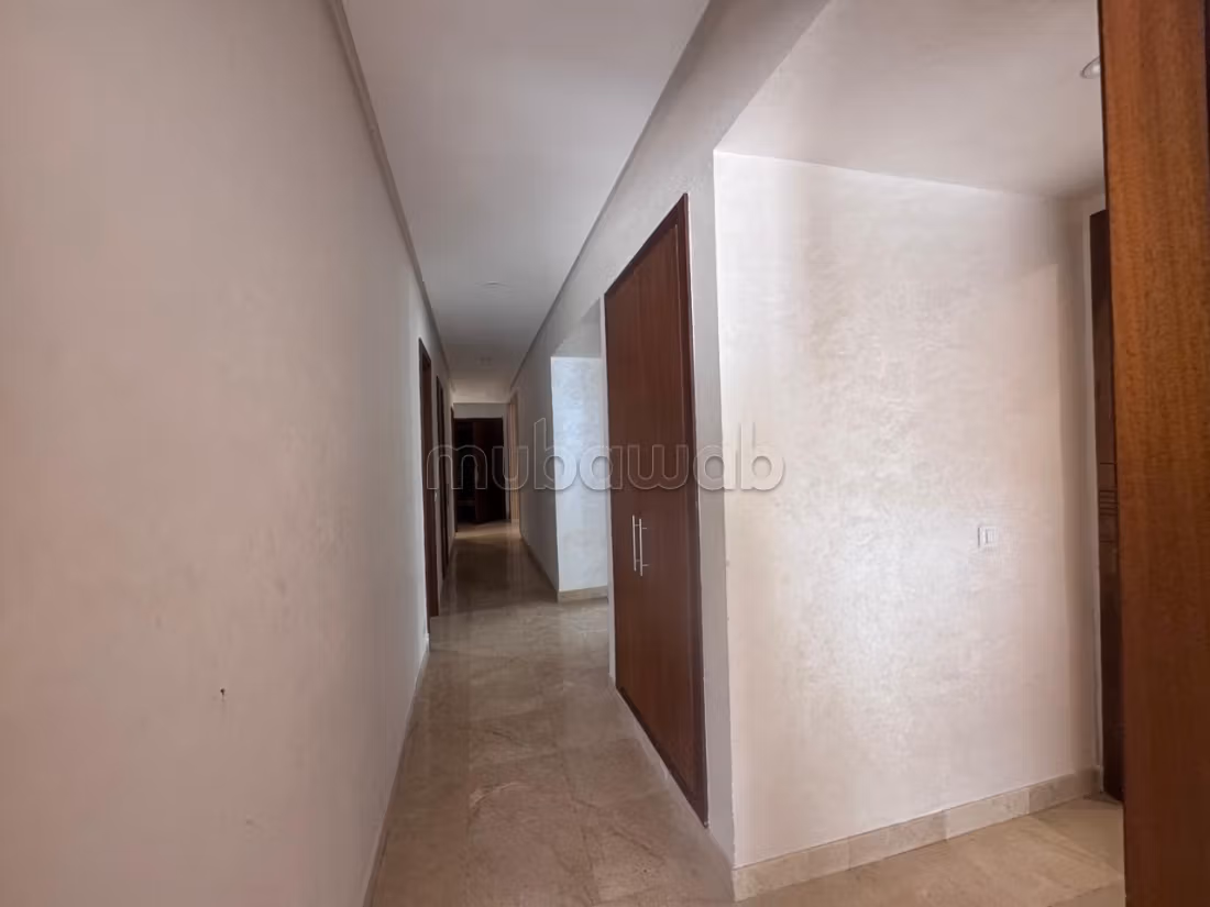 Location d'un appartement à Riyad. 3 chambres agréables. 
Places de stationnement et terrasse