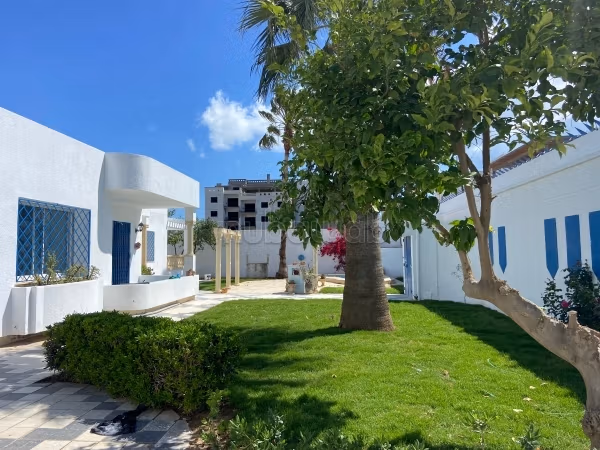 Single-level master villa