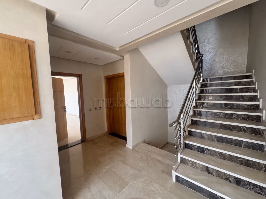 Bureaux premium louer à Ben Guerir. Surface totale 67 m². Chauffage central et porte blindée