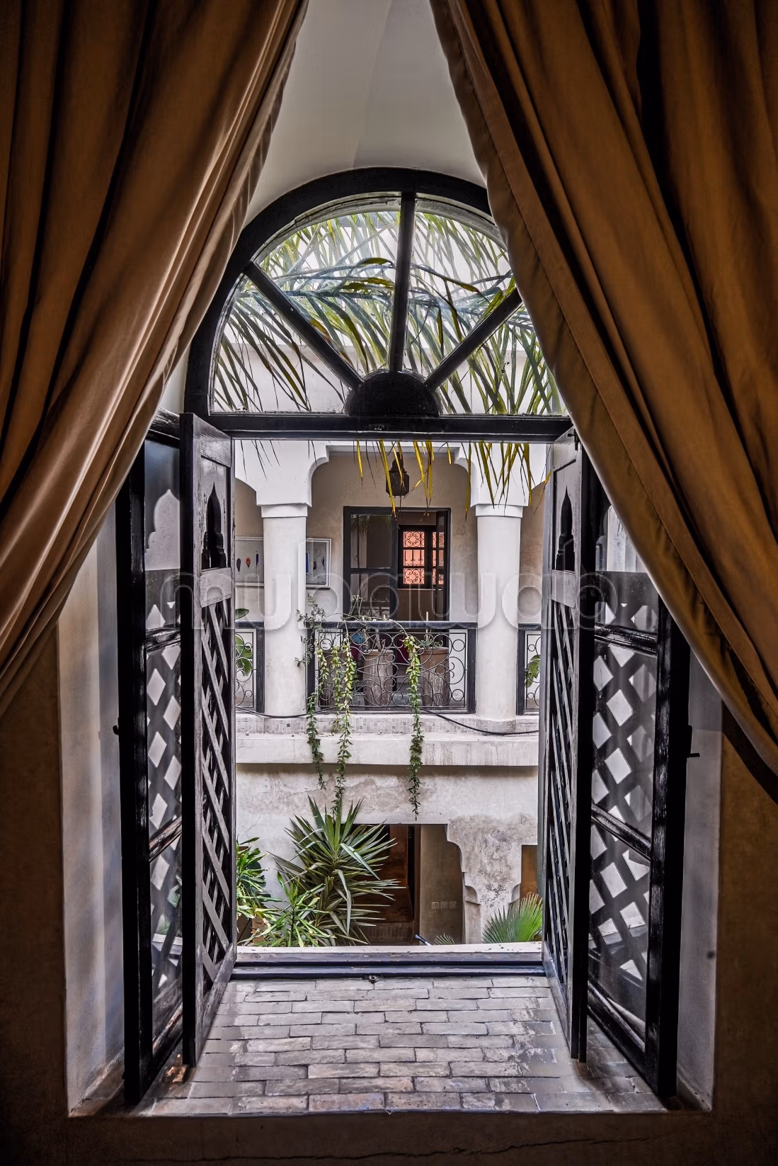 Titled 4 bedroom Riad Against Bahia Palace garden