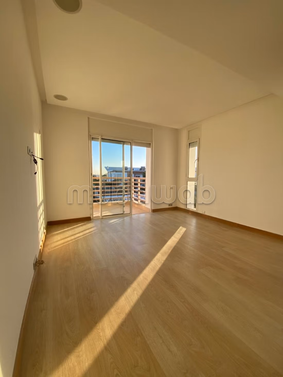 Villa de luxe à louer à Ville Verte. 
Superficie 600 m². 
Tout confort avec cheminée et climatisation