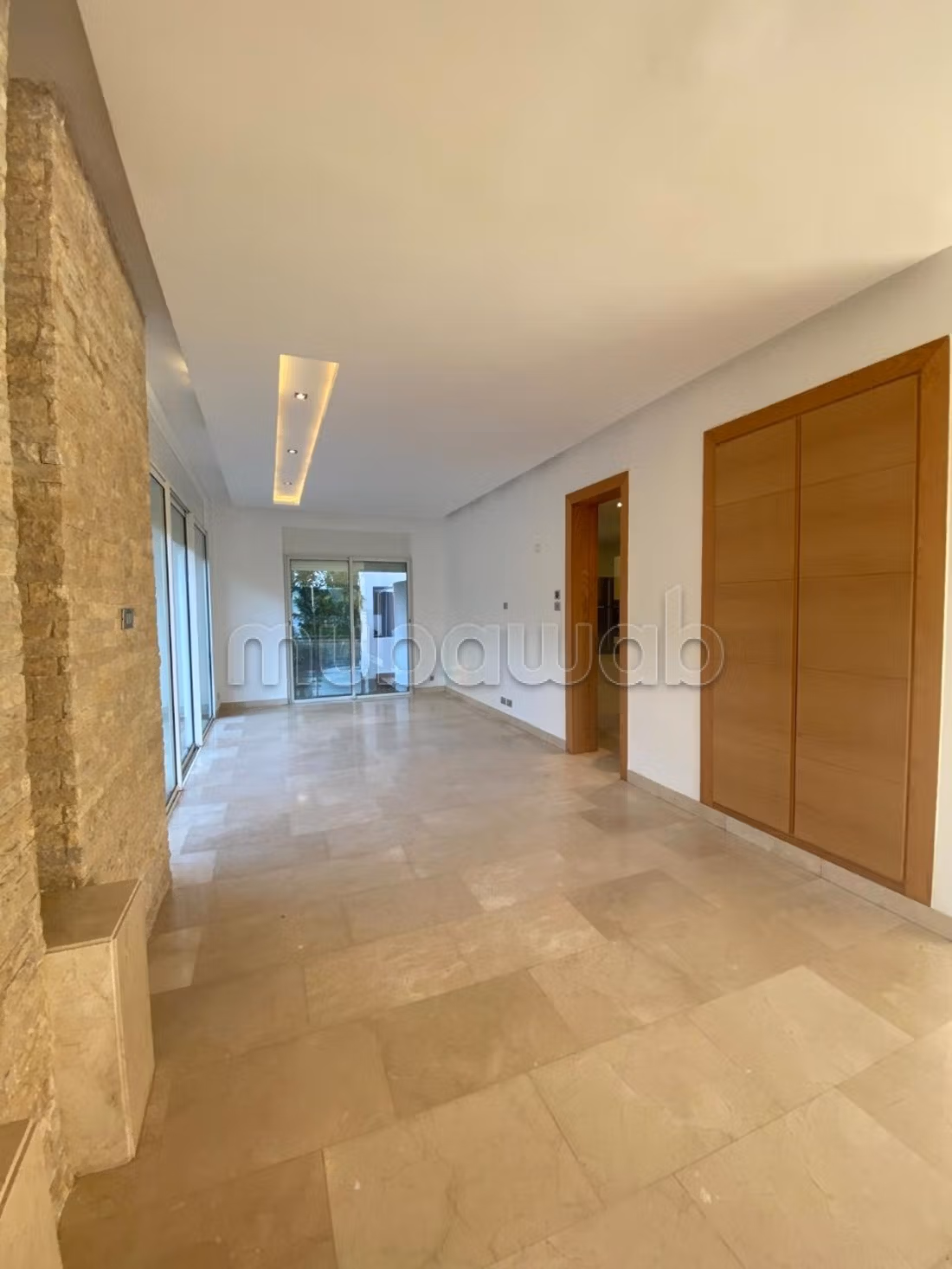 Villa de luxe à louer à Ville Verte. 
Superficie 600 m². 
Tout confort avec cheminée et climatisation
