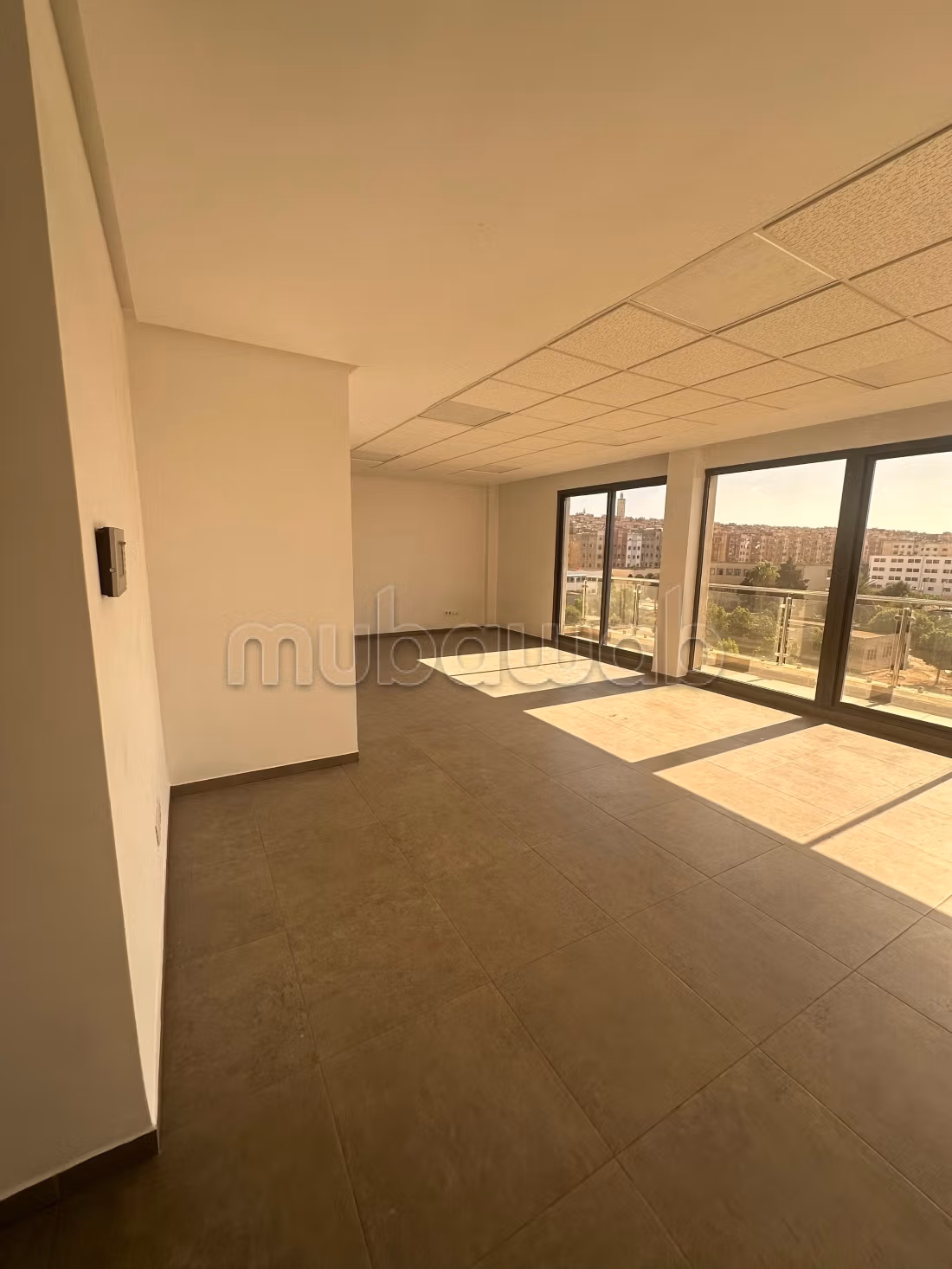 Location de bureaux à Anassi. 
Surface de 66 m². 
Avec ascenseur et terrasse