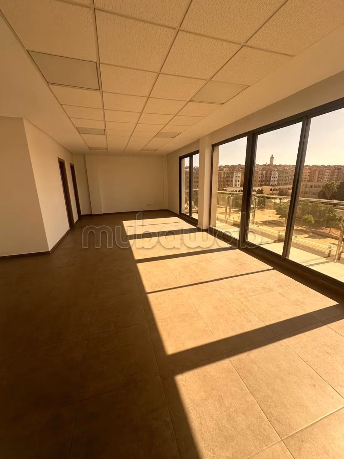 Location de bureaux à Anassi. 
Surface de 66 m². 
Avec ascenseur et terrasse