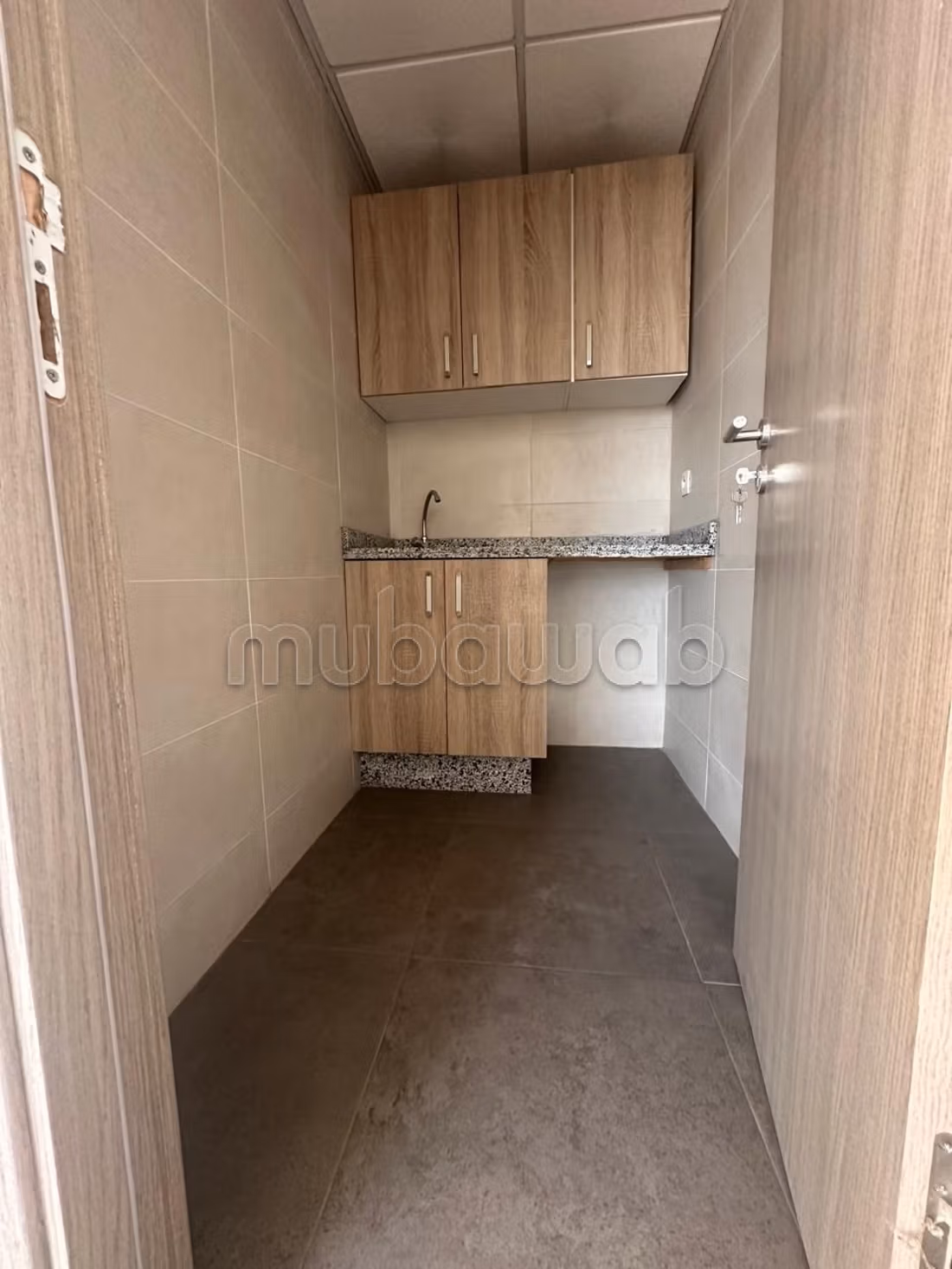 Location de bureaux à Anassi. 
Surface de 66 m². 
Avec ascenseur et terrasse