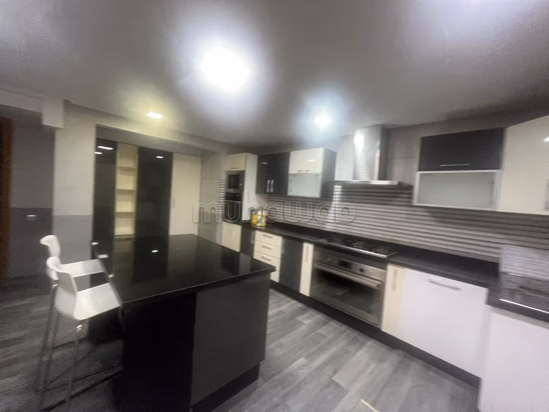 À 8 min du morocco, vente villa de 360 m2 avec piscine, dans résidence gardée et sécurisée