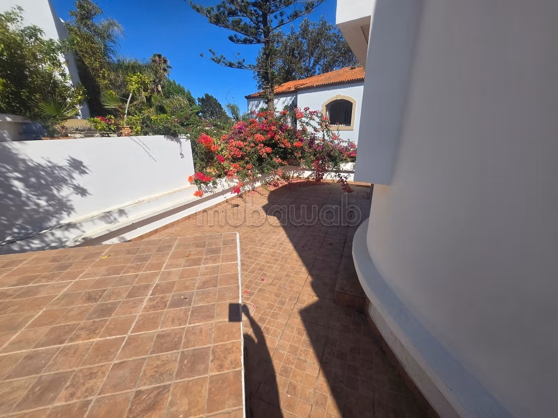 Luxury house for rent in Ain Diab. 3 comfortable bedrooms. All comforts with swimming pool and fireplace