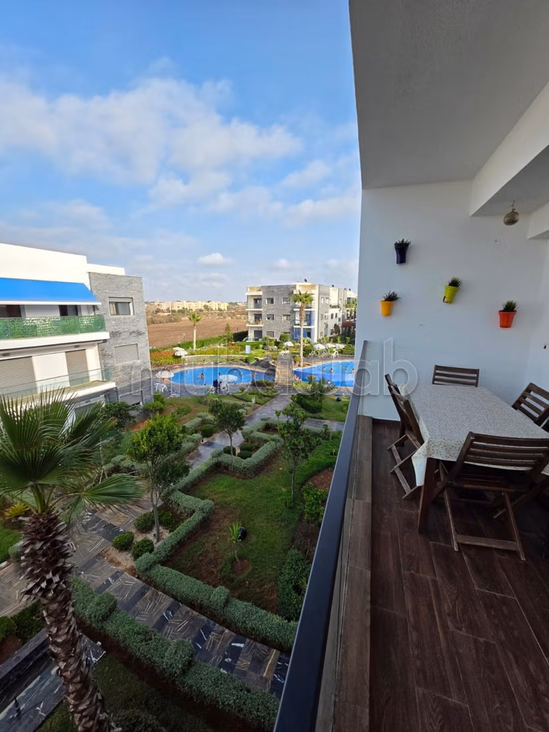 Location saisonnière à Dar Bouazza. 
Surface de 90 m². 
Vue imprenable sur la mer, double vitrage