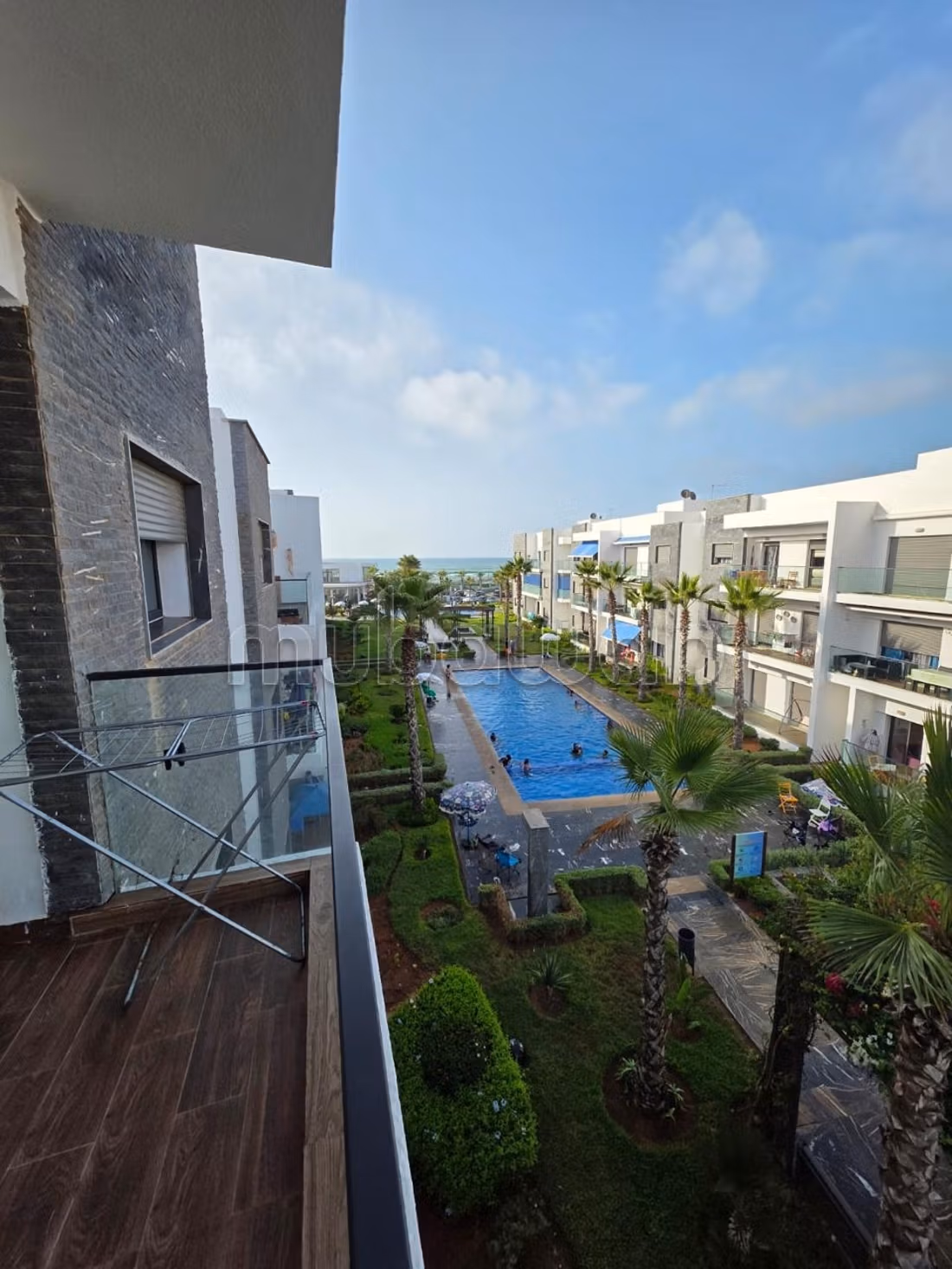 Location saisonnière à Dar Bouazza. 
Surface de 90 m². 
Vue imprenable sur la mer, double vitrage