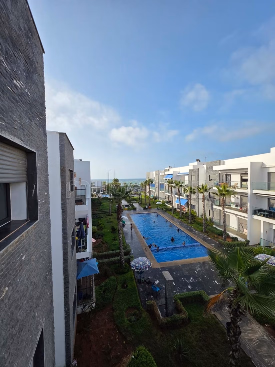 Location saisonnière à Dar Bouazza. 
Surface de 90 m². 
Vue imprenable sur la mer, double vitrage