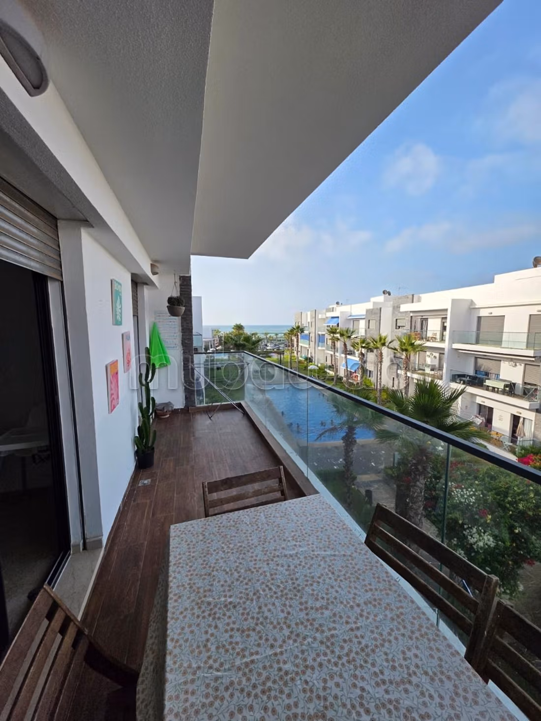 Location saisonnière à Dar Bouazza. 
Surface de 90 m². 
Vue imprenable sur la mer, double vitrage