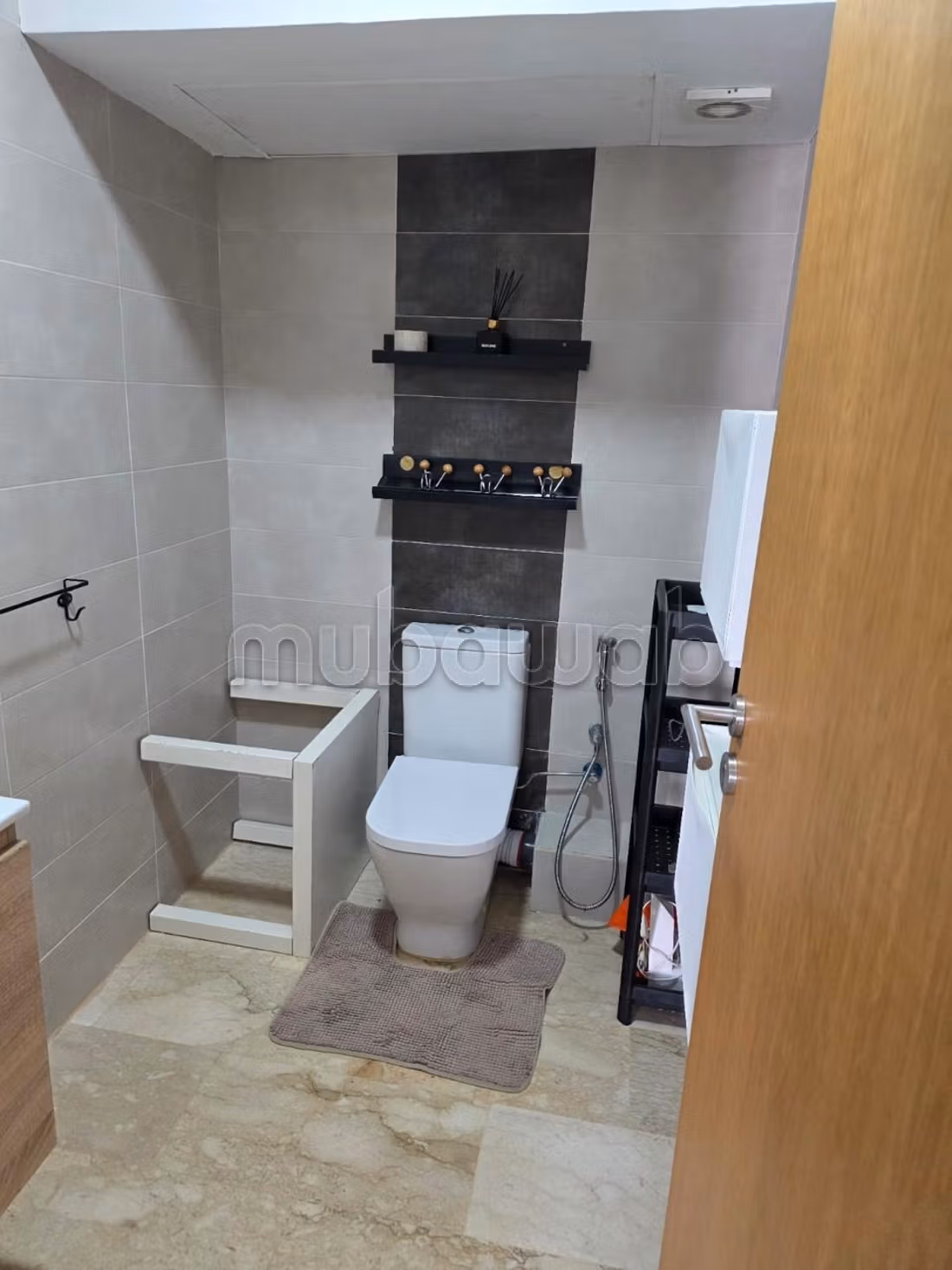 Location saisonnière à Dar Bouazza. 
Surface de 90 m². 
Vue imprenable sur la mer, double vitrage