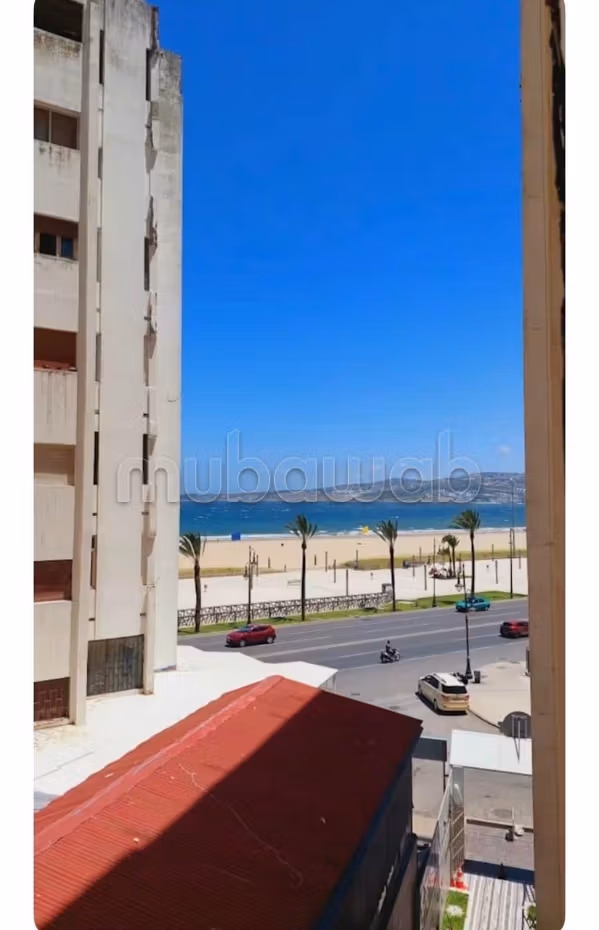 Bel appartement en location à De La Plage.
Superficie 70 m².
Porte blindée, salon marocain traditionnel