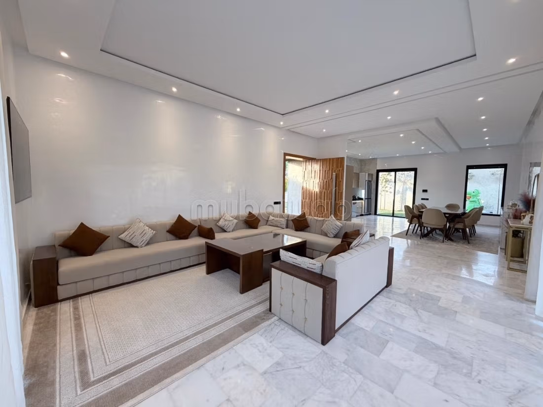 Eleganza & comfort: superba villa in vendita arredata con piscina e giardino