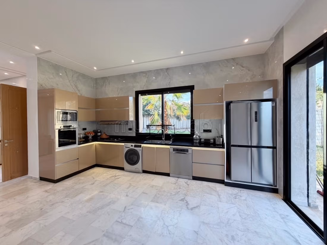 Eleganza & comfort: superba villa in vendita arredata con piscina e giardino