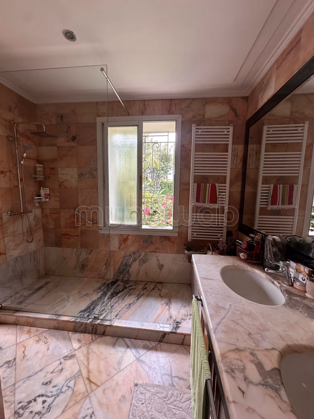 Luxe villa te koop in Oasis. Oppervlakte 668 m². Gerenoveerd