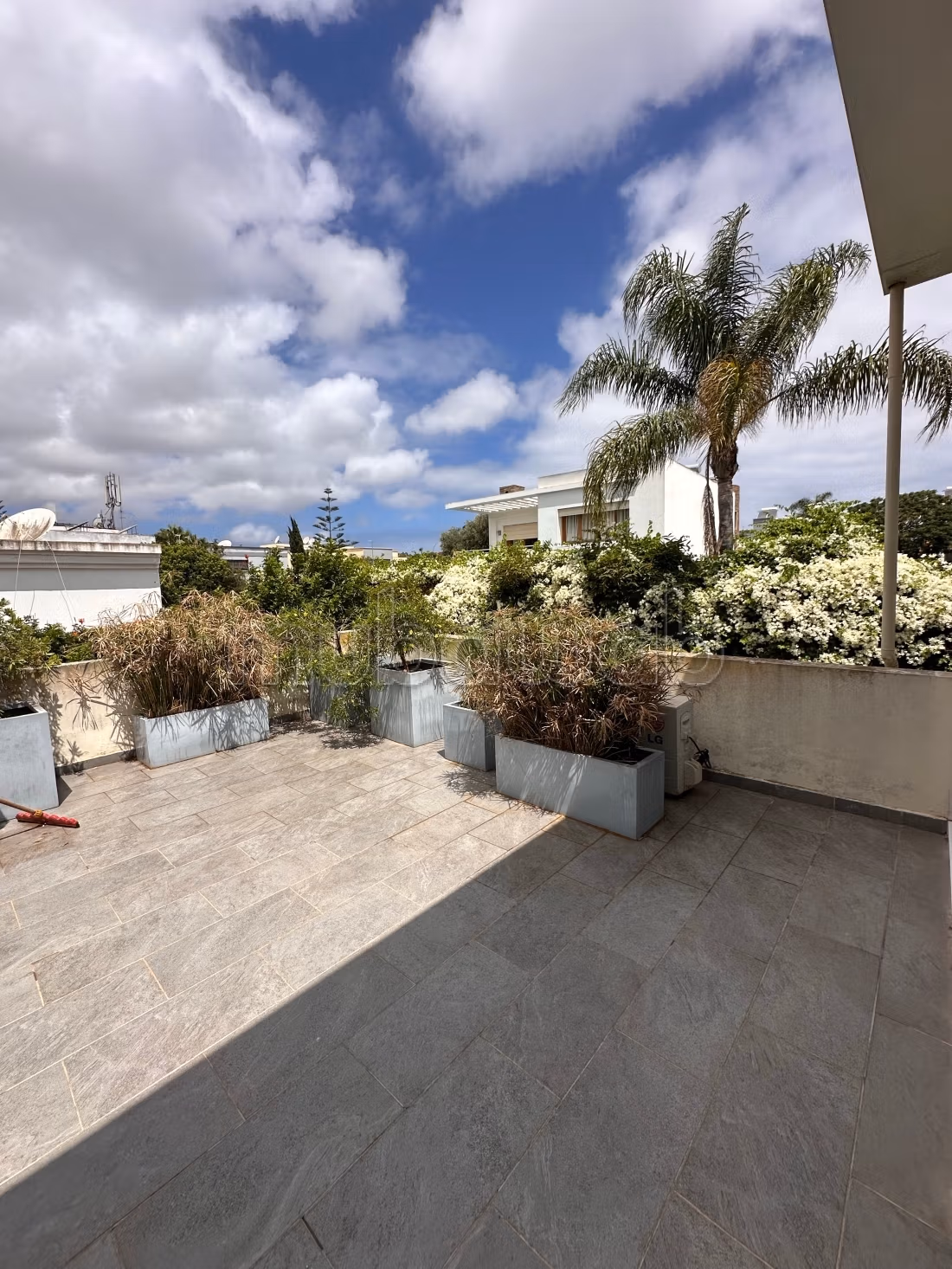Luxe villa te koop in Oasis. Oppervlakte 668 m². Gerenoveerd
