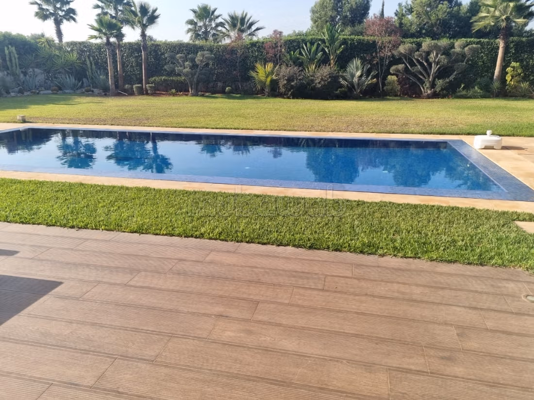 Villa de luxe à vendre à Ville Verte. 
Surface totale 1750 m². 
Fenêtres double vitrage et chauffage central