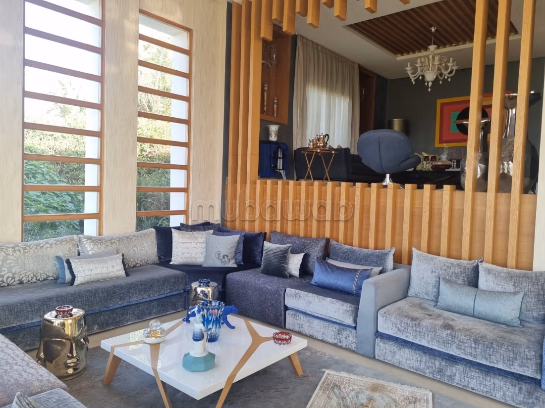Villa de luxe à vendre à Ville Verte. 
Surface totale 1750 m². 
Fenêtres double vitrage et chauffage central