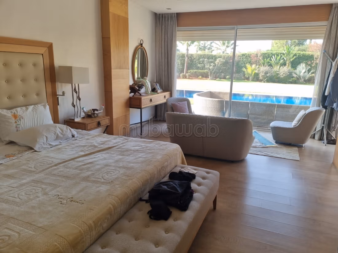 Villa de luxe à vendre à Ville Verte. 
Surface totale 1750 m². 
Fenêtres double vitrage et chauffage central