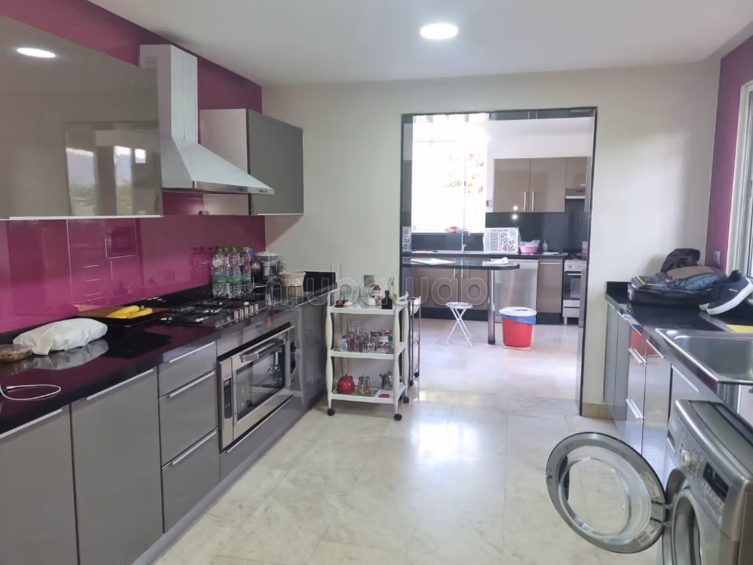 Villa de luxe à vendre à Ville Verte. 
Surface totale 1750 m². 
Fenêtres double vitrage et chauffage central