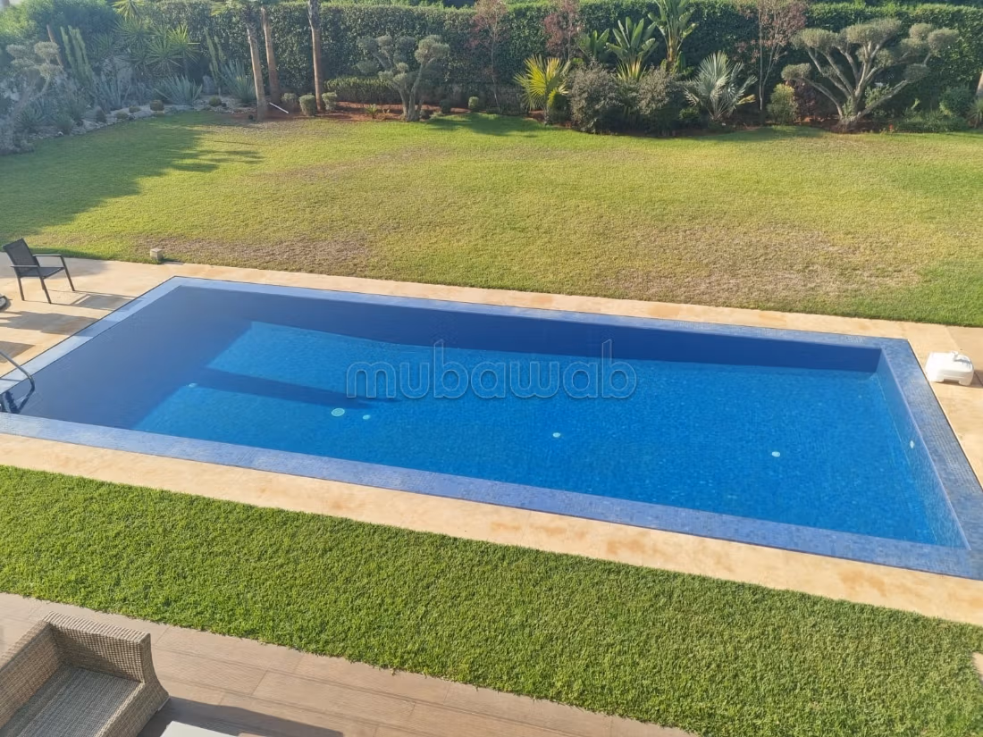 Villa de luxe à vendre à Ville Verte. 
Surface totale 1750 m². 
Fenêtres double vitrage et chauffage central