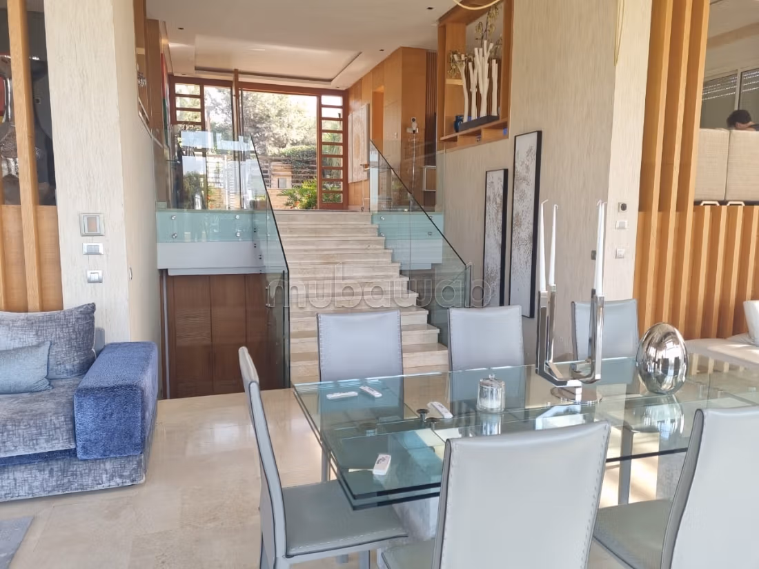 Villa de luxe à vendre à Ville Verte. 
Surface totale 1750 m². 
Fenêtres double vitrage et chauffage central
