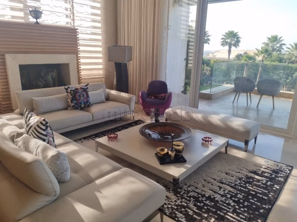 Villa de luxe à vendre à Ville Verte. 
Surface totale 1750 m². 
Fenêtres double vitrage et chauffage central