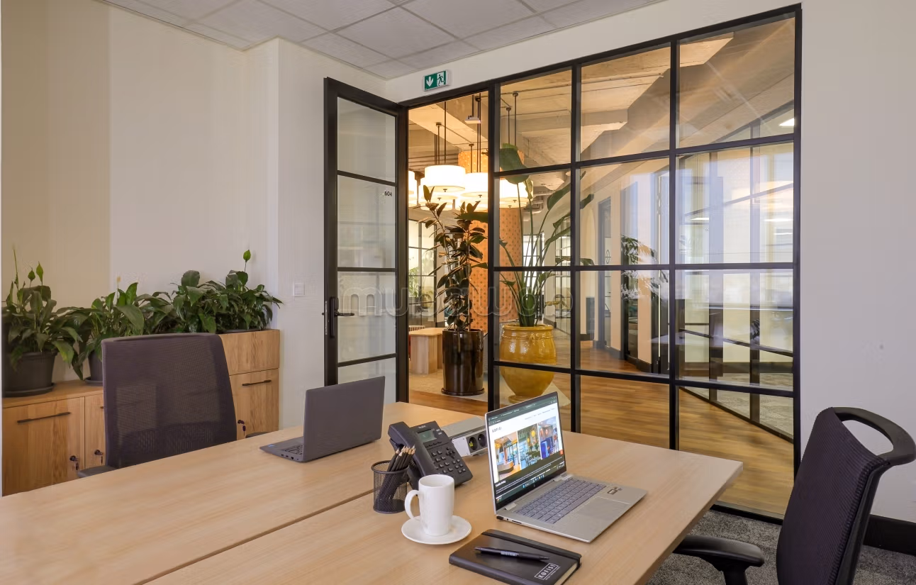 Bureau Prime Meublé De 600 M² En Location Sur CFC