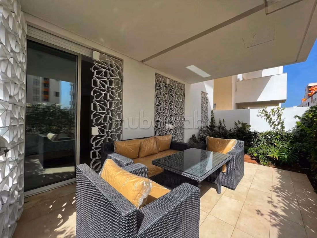 Beau STUDIO MEUBLÉ avec jardin privé à louer CFC — 2