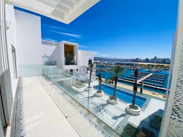 A LOUER: Appartement vide à La Marina avec vue imprenable sur mer