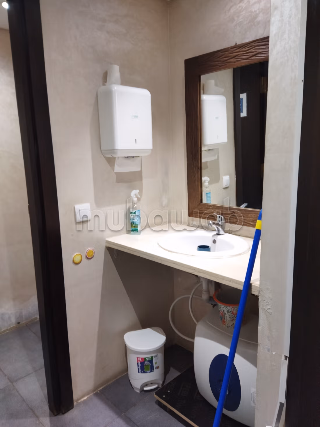 AV Med 6 Ufficio al primo piano in affitto