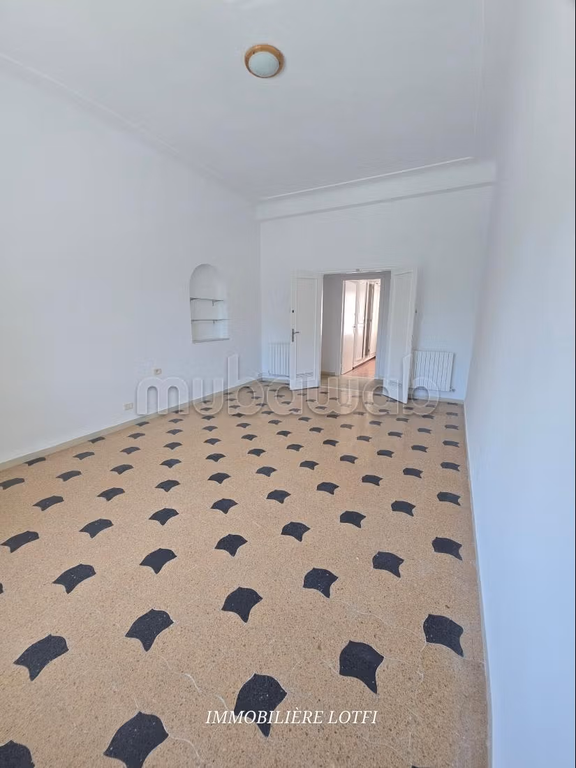 Superb villa for rent in Carthage. Surface area 305 m². Security door and central heating