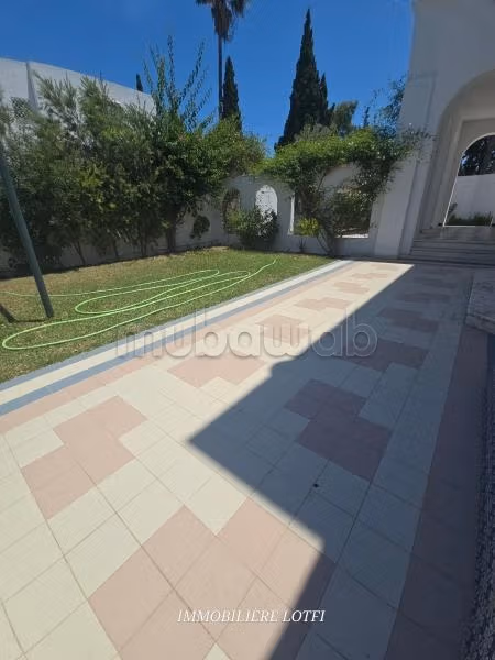 Superba villa in affitto a Cartagine. Superficie 305 m². Porta blindata e riscaldamento centrale