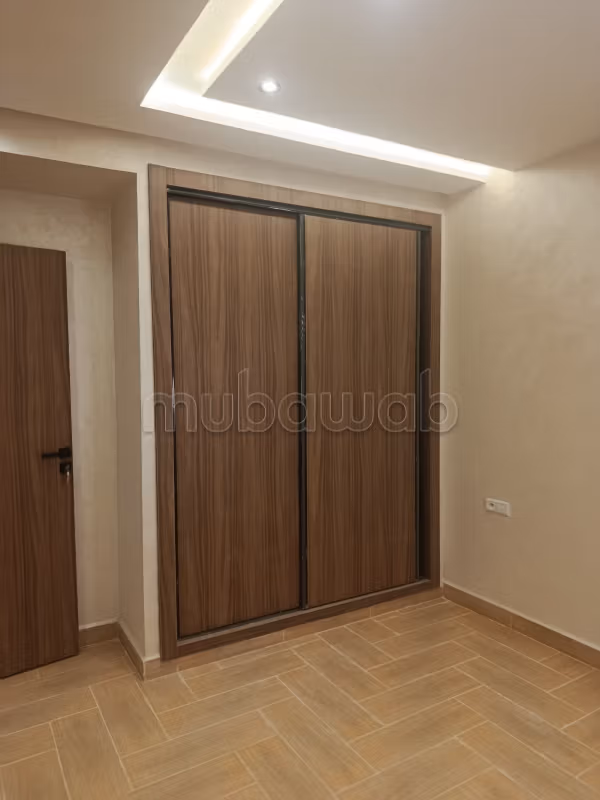 Beautiful apartment for sale in Mhamid. 4 large rooms. Armored door, security