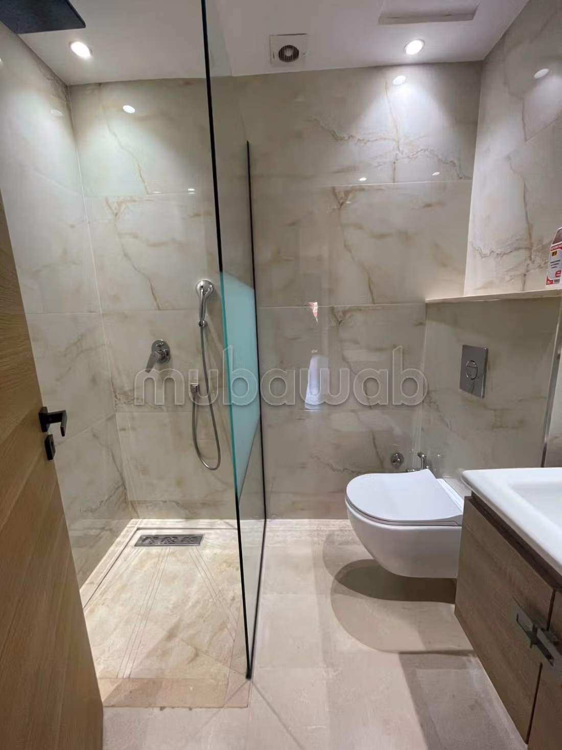 Apartment for rent in Les Hôpitaux. Total area 100 m². Moroccan lounge and satellite dish