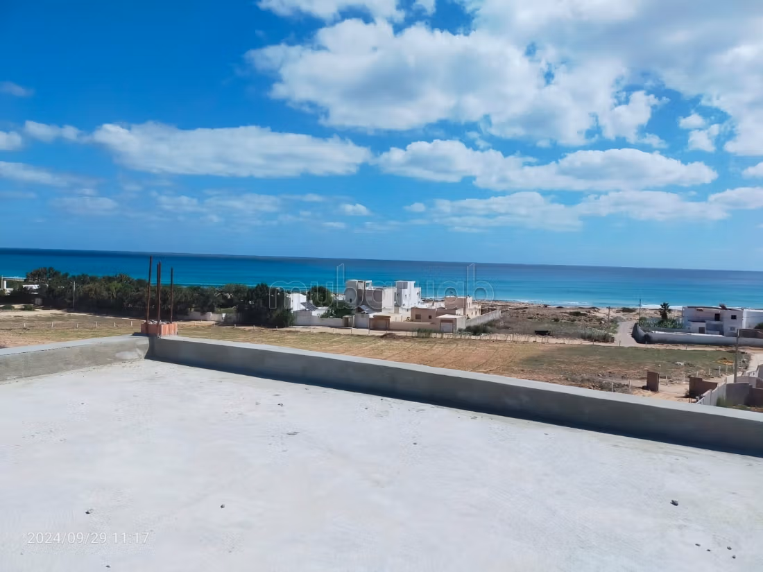 Vente villa de luxe. 3 chambres agréables. Belle terrasse et jardin