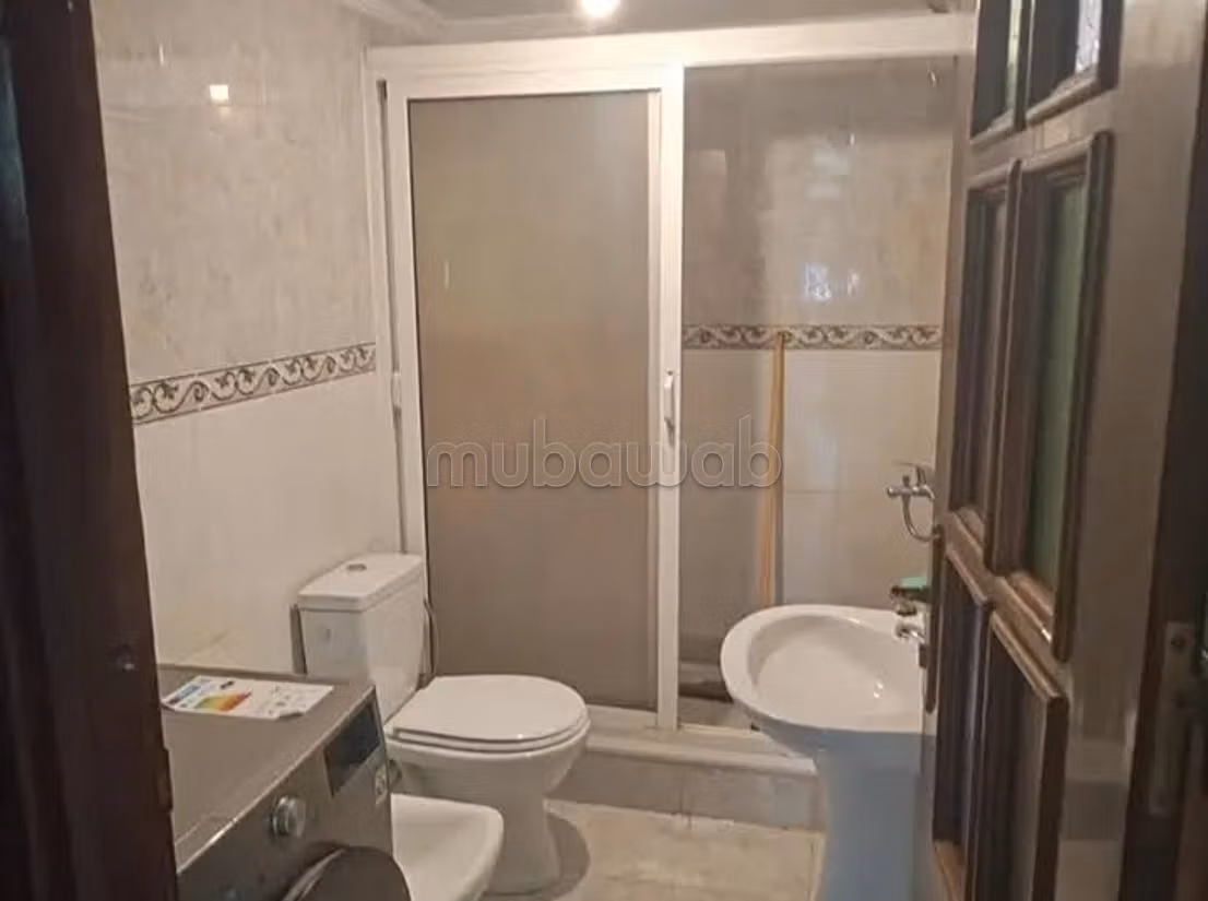 Bellissimo appartamento in affitto a M'Diq. Superficie di 68 m². Arredato