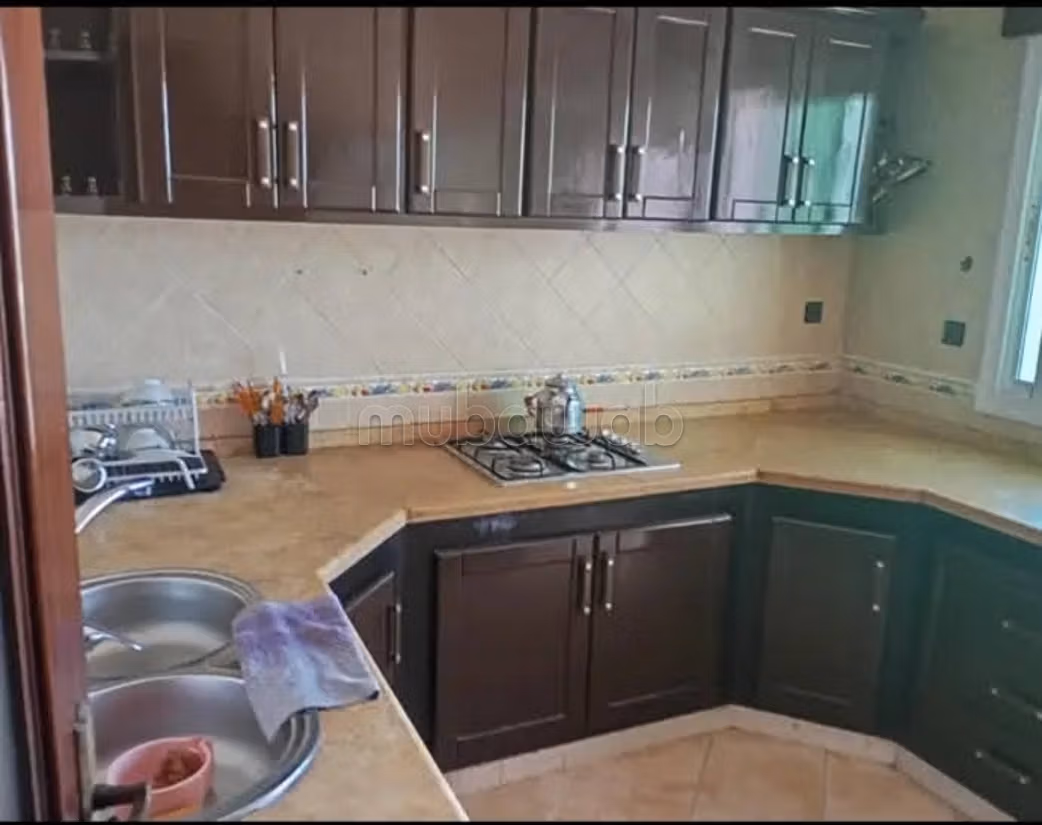 Bellissimo appartamento in affitto a M'Diq. Superficie di 68 m². Arredato