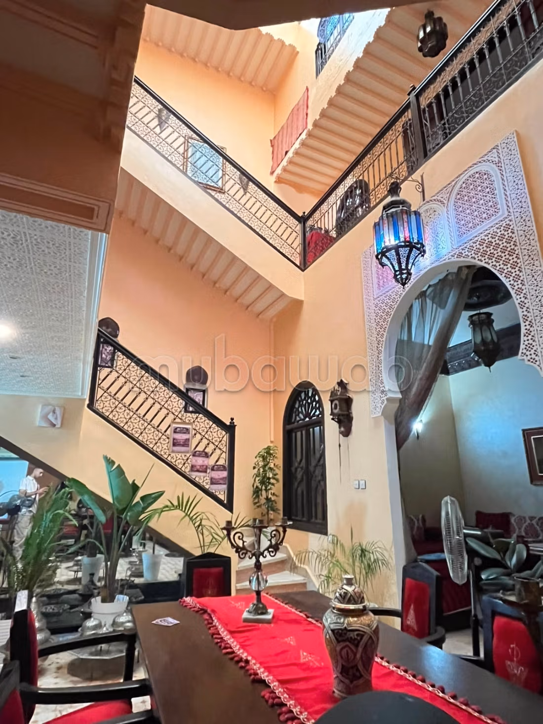 Riad à la vente à Ennakhil Palmeraie. Surface totale 74 m². Salon typique marocain, résidence sécurisée