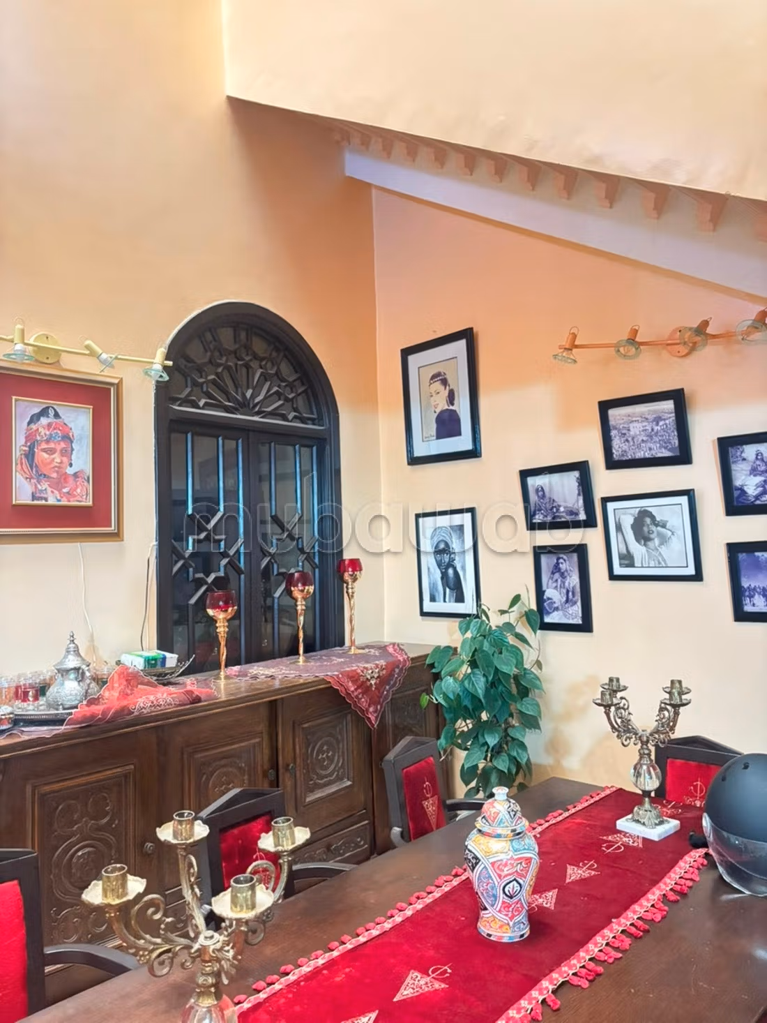 Riad à la vente à Ennakhil Palmeraie. Surface totale 74 m². Salon typique marocain, résidence sécurisée