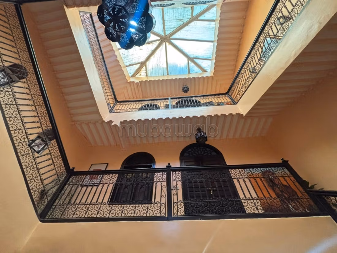 Riad à la vente à Ennakhil Palmeraie. Surface totale 74 m². Salon typique marocain, résidence sécurisée