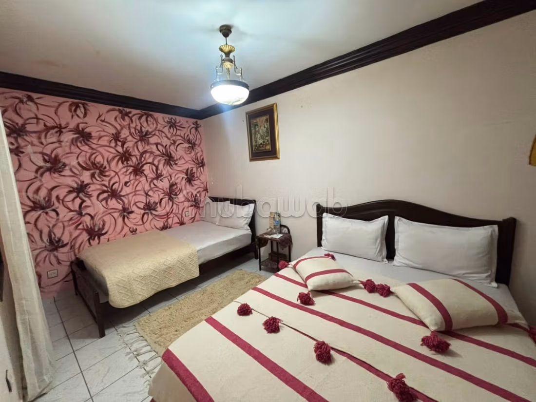 Riad à la vente à Ennakhil Palmeraie. Surface totale 74 m². Salon typique marocain, résidence sécurisée