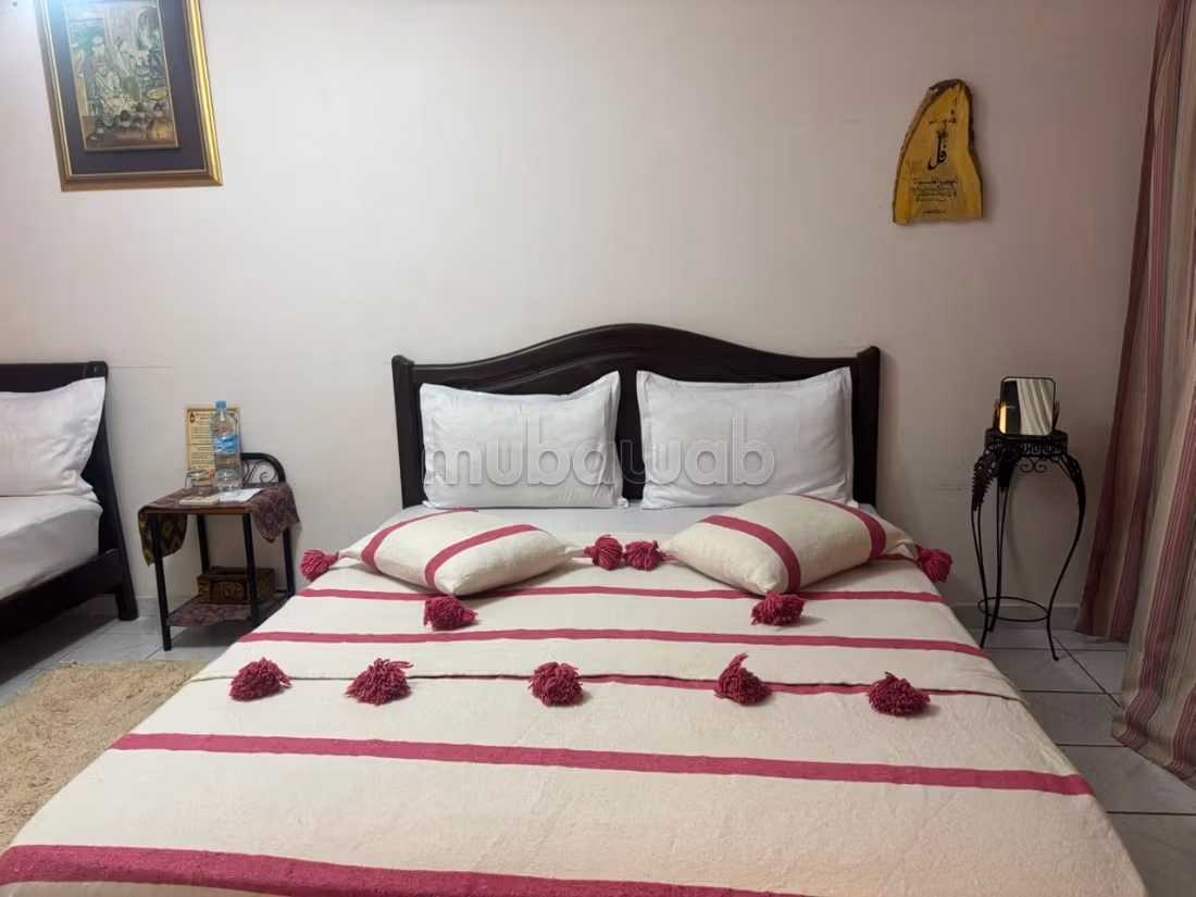 Riad à la vente à Ennakhil Palmeraie. Surface totale 74 m². Salon typique marocain, résidence sécurisée
