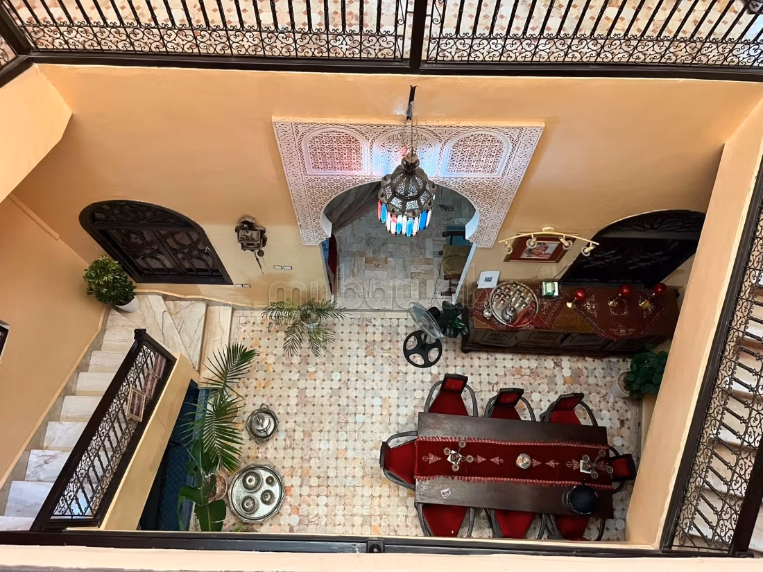 Riad à la vente à Ennakhil Palmeraie. Surface totale 74 m². Salon typique marocain, résidence sécurisée