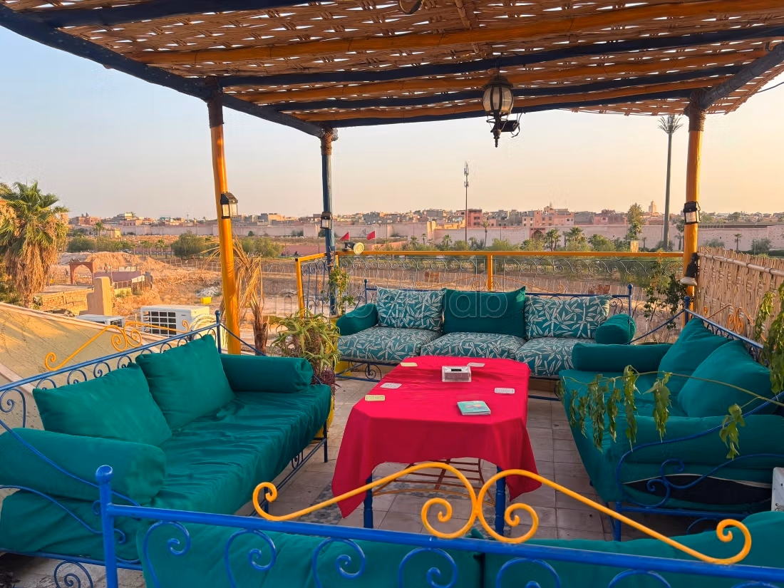 Riad à la vente à Ennakhil Palmeraie. Surface totale 74 m². Salon typique marocain, résidence sécurisée