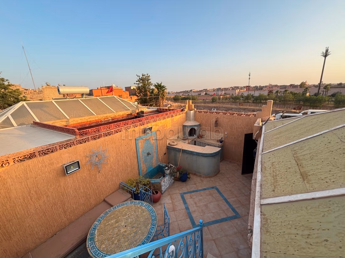 Riad à la vente à Ennakhil Palmeraie. Surface totale 74 m². Salon typique marocain, résidence sécurisée