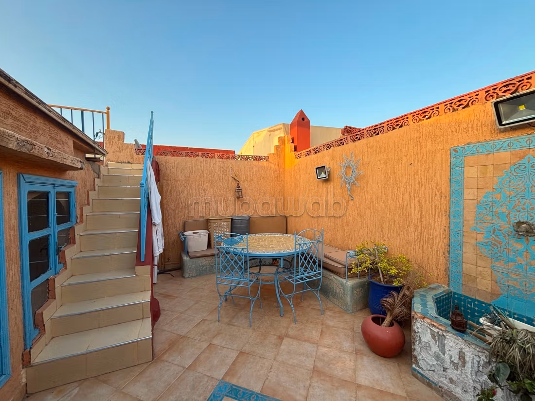 Riad à la vente à Ennakhil Palmeraie. Surface totale 74 m². Salon typique marocain, résidence sécurisée